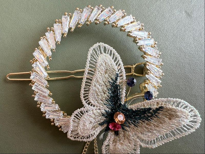 🌸 Elegant Pearl & Crystal Hair Clip